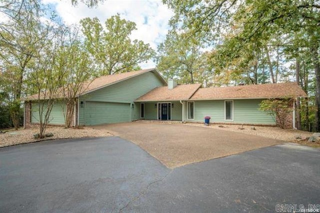 103 River Bend Rd, Hot Springs, AR 71913 - ranch-style house with aphalt driveway and a garage