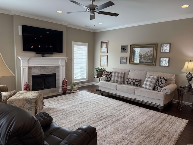 living room featuring dark wood-style floors, baseboards, recessed lighting, ceiling fan, and ornamental molding