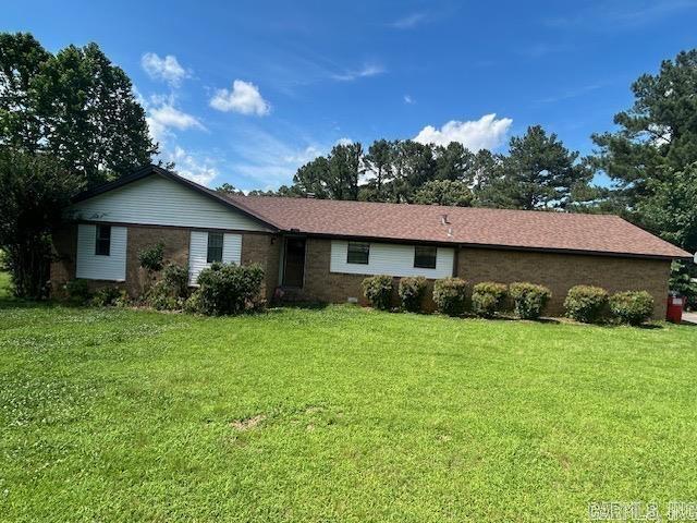 single story home featuring a front yard