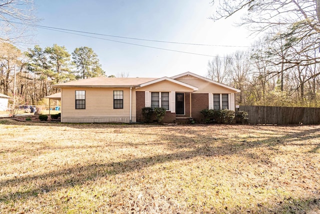 view of front of house featuring fence and a front lawn