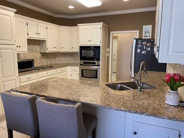 12706 Meadows Edge Ln, Little Rock, AR 72211 - kitchen featuring decorative backsplash, a sink, a peninsula, and appliances with stainless steel finishes