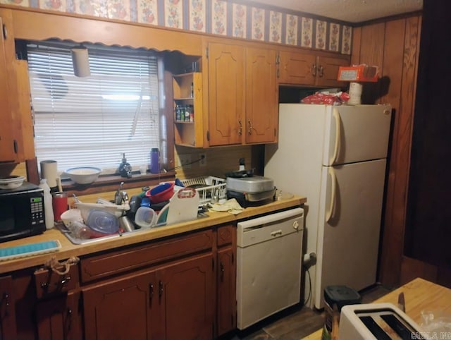 102 Squire Ct, Hot Springs National Park, AR 71913 - kitchen with light countertops, wallpapered walls, and white appliances