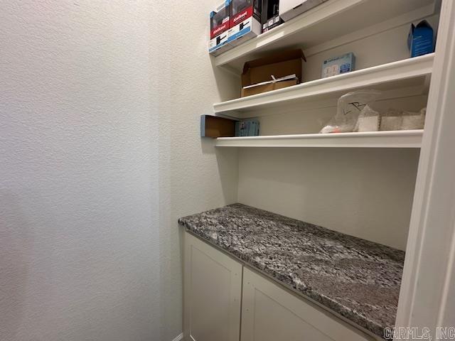 1000 Duke Dr, Bauxite, AR 72011 - detailed view of a textured wall