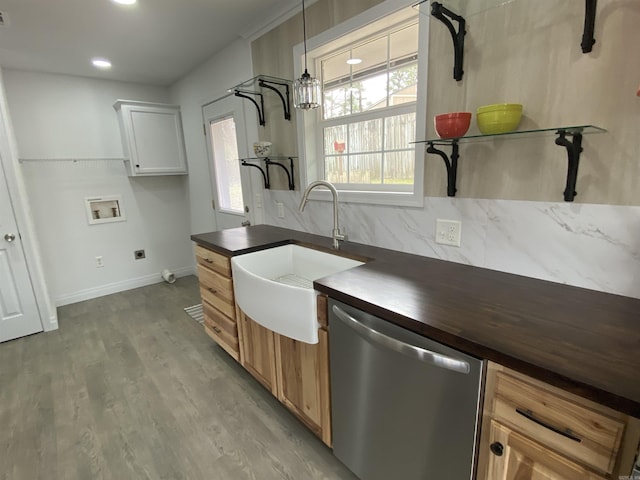 117 Circle Dr, Mount Ida, AR 71957 - kitchen with baseboards, decorative backsplash, a sink, light wood finished floors, and dishwasher