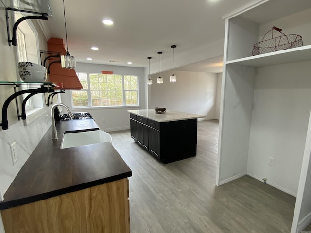 117 Circle Dr, Mount Ida, AR 71957 - kitchen featuring baseboards, recessed lighting, a sink, light wood-type flooring, and dark cabinetry