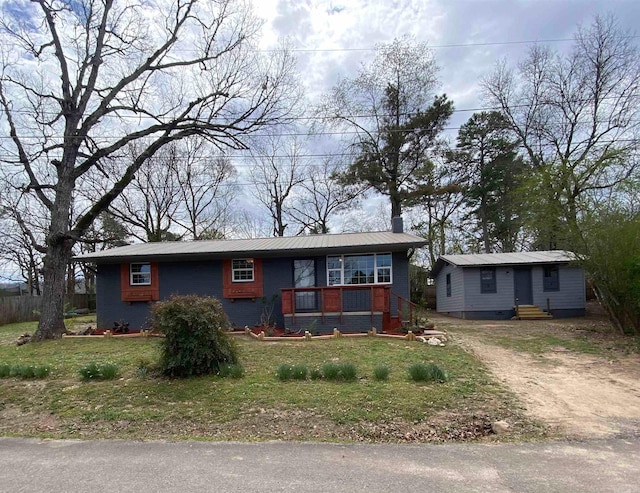 117 Circle Dr, Mount Ida, AR 71957 - view of front of house featuring a front yard, driveway, and metal roof