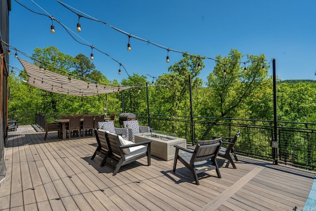 deck with an outdoor fire pit and outdoor dining space
