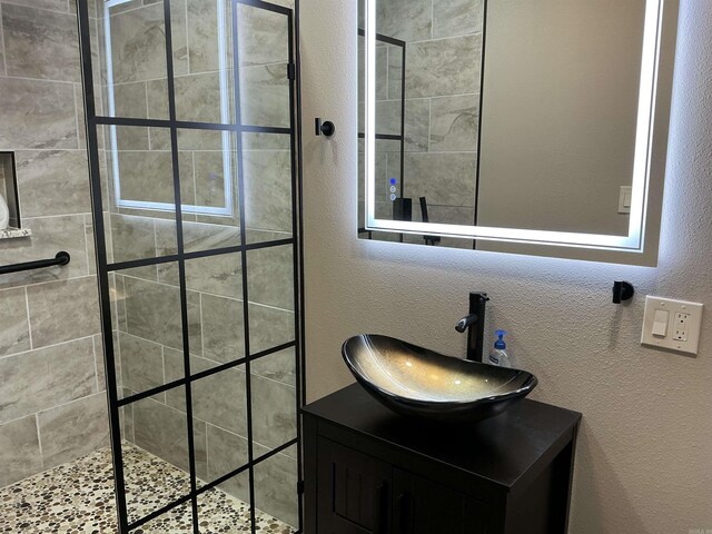 206 W High St, Sheridan, AR 72150 - full bathroom with tiled shower, vanity, and a textured wall
