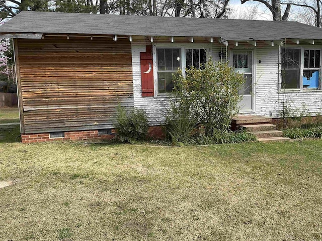 206 W High St, Sheridan, AR 72150 - view of front of home with crawl space, a front yard, and entry steps