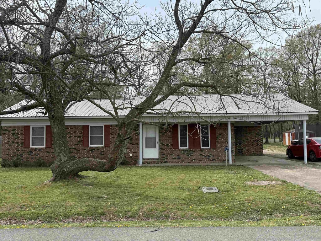 322 Robin Ln, Walnut Ridge, AR 72476 - ranch-style home with brick siding, a carport, driveway, and a front yard