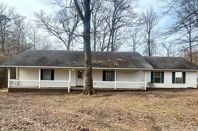 101 N Golden Ln, Mena, AR 71953 - single story home with covered porch
