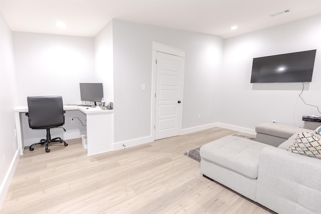 living room featuring baseboards, visible vents, recessed lighting, and wood finished floors