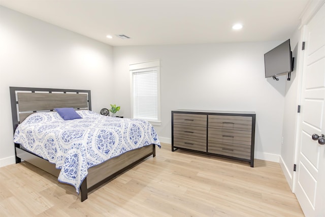 bedroom featuring light wood-type flooring, recessed lighting, baseboards, and visible vents