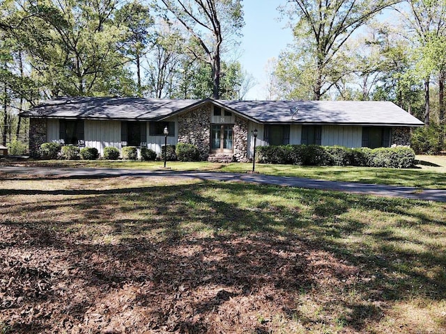 view of front facade with a front lawn