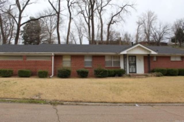 single story home featuring a front yard
