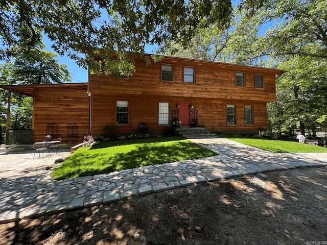 view of front facade featuring a patio area and a front lawn