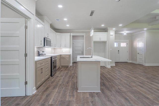 228 Michelle Dr, Beebe, AR 72012 - kitchen with appliances with stainless steel finishes, a sink, crown molding, tasteful backsplash, and dark wood-style flooring