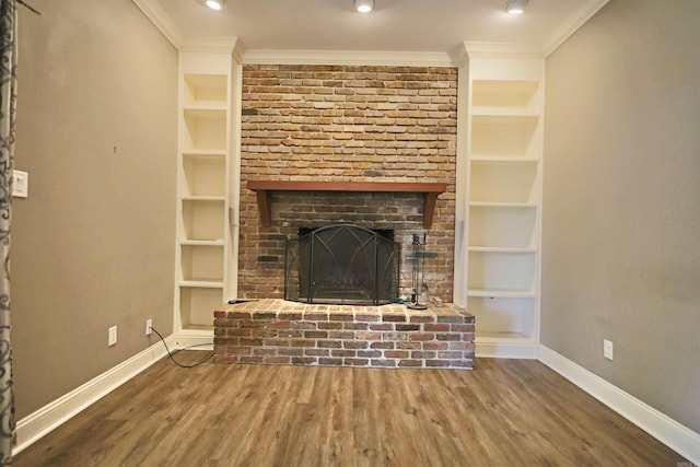 102 Windsor Pl, Hot Springs, AR 71901 - unfurnished living room featuring baseboards, ornamental molding, built in shelves, and wood finished floors