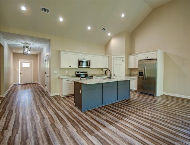 341 Diamondhead Dr, Hot Springs, AR 71913 - kitchen with white cabinetry, visible vents, a center island with sink, stainless steel appliances, and a sink