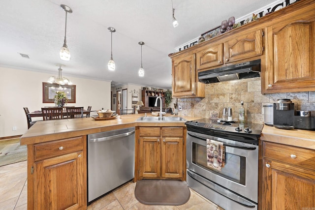 110 N Horatio Homesites Rd, Horatio, AR 71842 - kitchen with a sink, appliances with stainless steel finishes, a peninsula, under cabinet range hood, and decorative backsplash