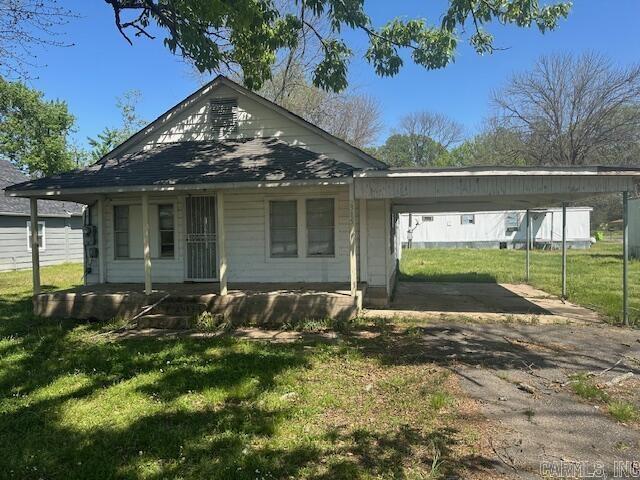 315 Lincoln St, Lonoke, AR 72086 - bungalow-style home featuring driveway, a front yard, and fence