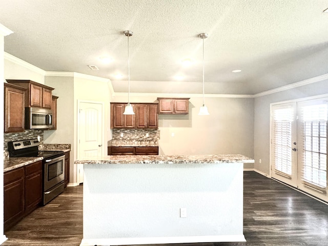 kitchen with tasteful backsplash, appliances with stainless steel finishes, dark wood finished floors, and a textured ceiling