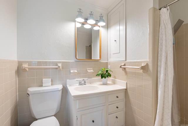 5 Huntington Rd, Little Rock, AR 72227 - full bath featuring toilet, vanity, tile walls, crown molding, and wainscoting