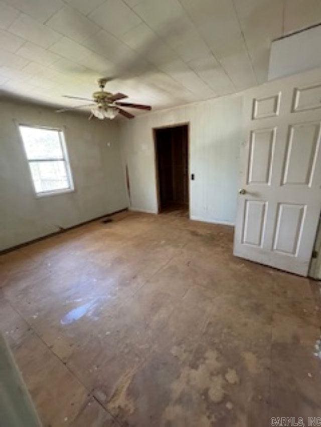 unfurnished room with ceiling fan