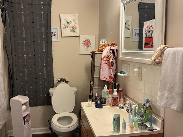 full bath with toilet, vanity, and a shower with shower curtain