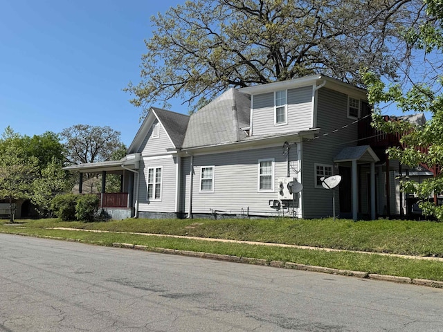 view of front of home featuring a front yard