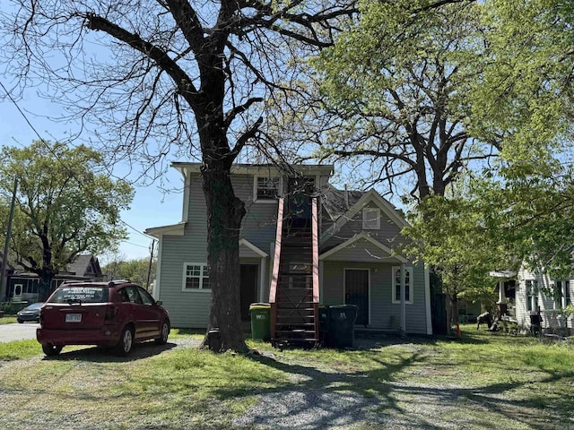 view of front of property featuring a front lawn