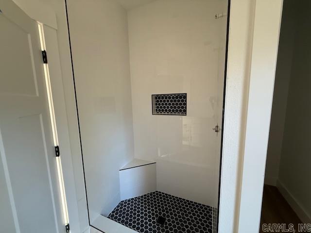 bathroom featuring a tile shower