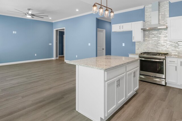 8010 Kanis Oaks Dr, Little Rock, AR 72204 - kitchen featuring wall chimney range hood, ornamental molding, gas stove, and ceiling fan