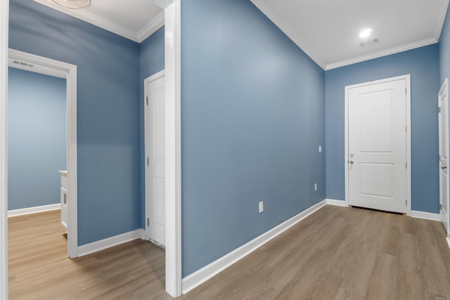 8010 Kanis Oaks Dr, Little Rock, AR 72204 - interior space with visible vents, baseboards, crown molding, and wood finished floors