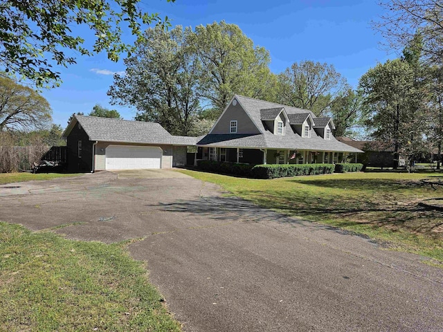view of front of house featuring an attached garage, driveway, and a front yard