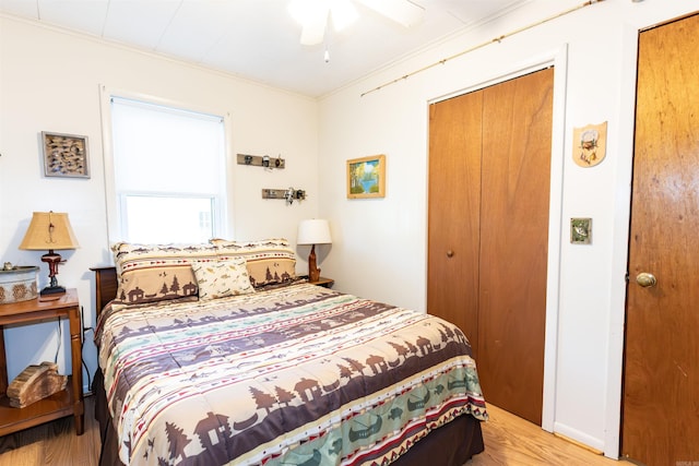 bedroom featuring a closet, a ceiling fan, ornamental molding, and wood finished floors