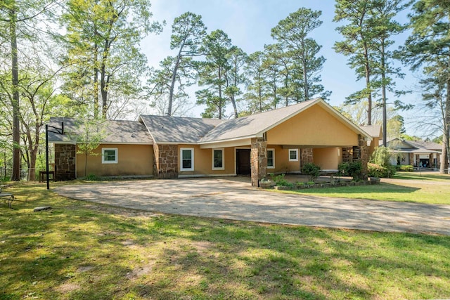 166 Heatherwood, Hot Springs, AR 71913 - view of front of home with a front yard, a carport, driveway, and stucco siding