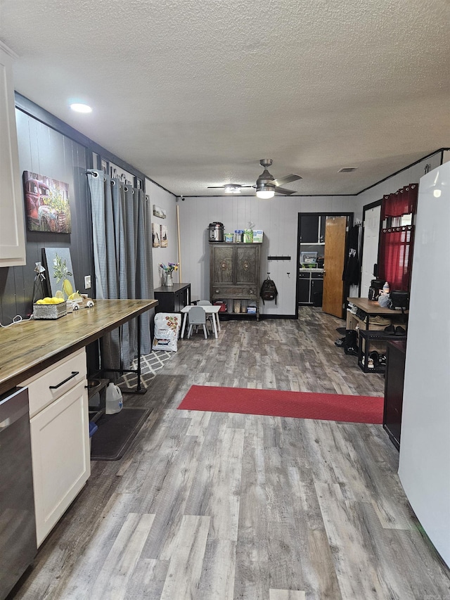 1139 Crescent Dr, Mena, AR 71953 - interior space with visible vents, a textured ceiling, wood finished floors, and ceiling fan