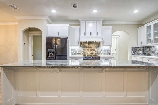 7 San Pablo Ln, Hot Springs Village, AR 71909 - kitchen with crown molding, under cabinet range hood, visible vents, arched walkways, and black appliances
