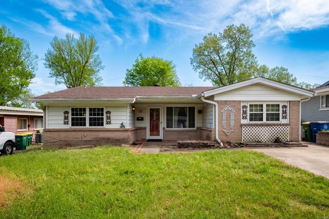 ranch-style house with brick siding and a front yard