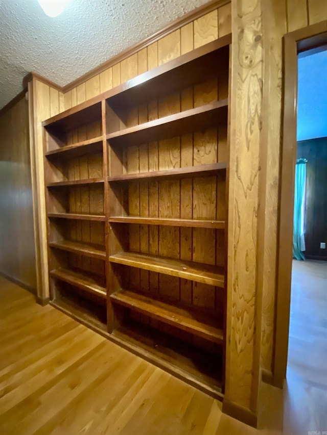 817 Waco St, Camden, AR 71701 - detailed view of a textured ceiling, wood finished floors, and ornamental molding