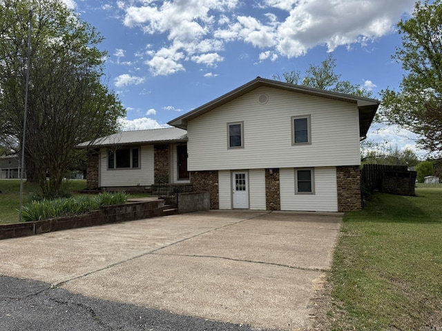 62 Ruby Ln, Melbourne, AR 72556 - tri-level home featuring brick siding, a front lawn, and driveway