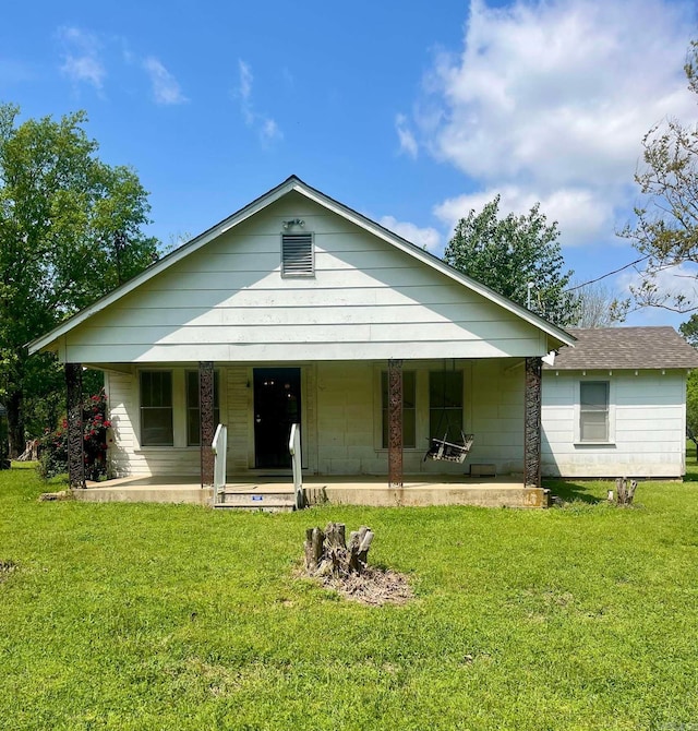 view of front of home featuring a front yard