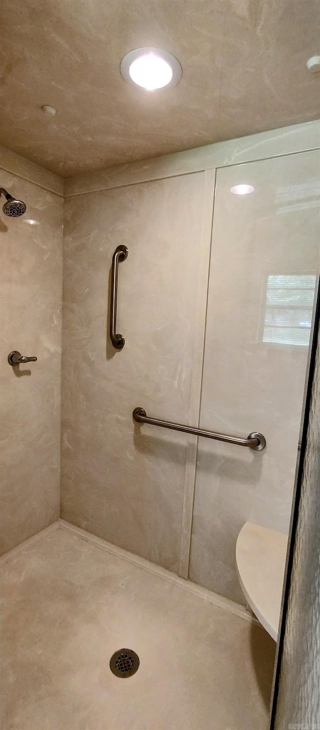 1019 Amanda St, Camden, AR 71701 - bathroom featuring tiled shower
