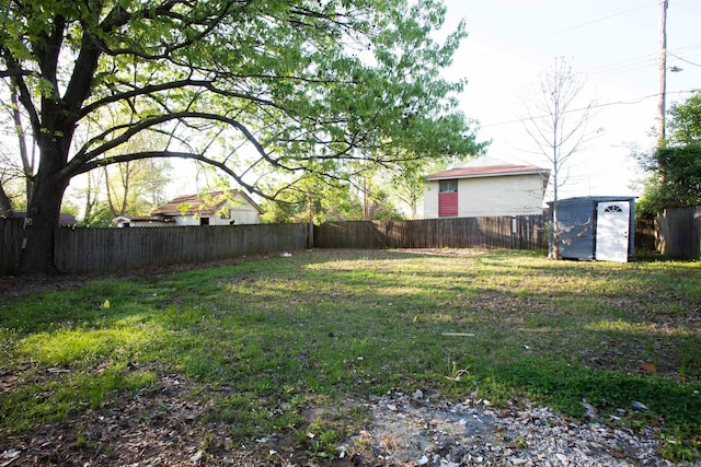 28 Wellford Dr, Little Rock, AR 72209 - view of yard featuring a fenced backyard, a shed, and an outdoor structure