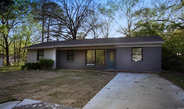 7204 W Wakefield Dr, Little Rock, AR 72209 - single story home featuring a front lawn and brick siding