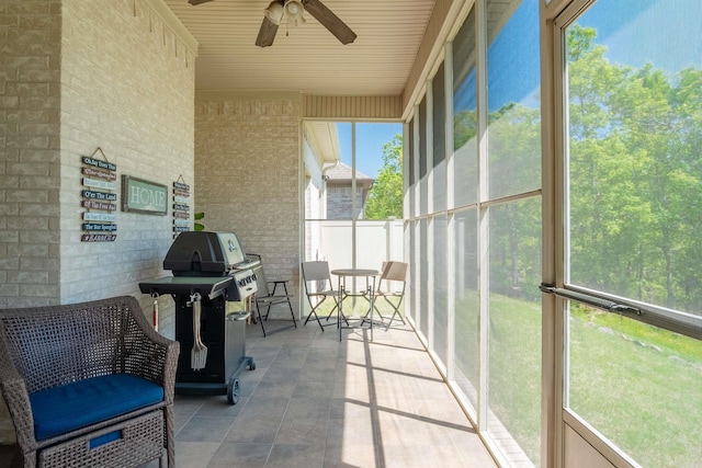 sunroom / solarium with a ceiling fan