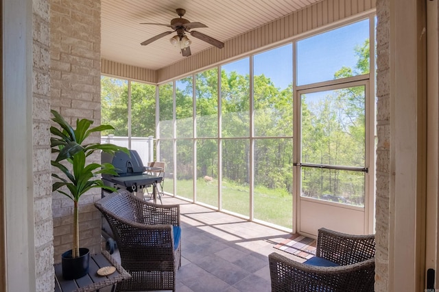 sunroom with ceiling fan