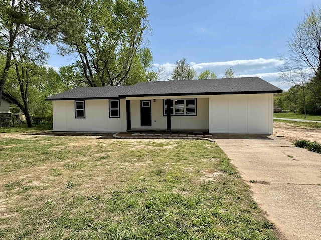 single story home with a front yard and concrete driveway