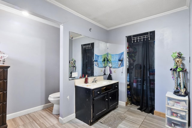 full bathroom featuring toilet, crown molding, vanity, and baseboards